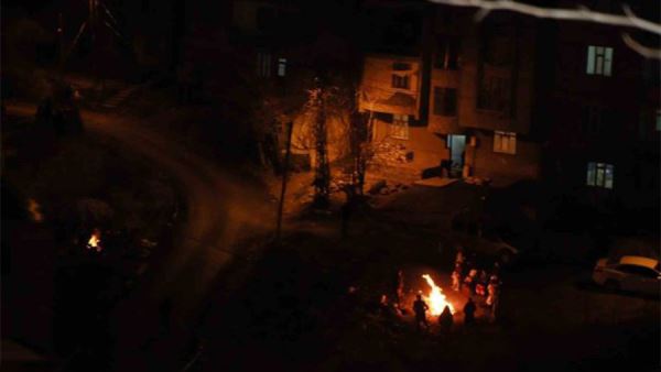Жителям турецкой провинции пришлось встречать Новый год в машинах из-за землетрясений